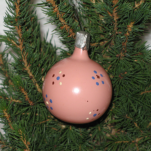 Шар розовый с точками - елочная игрушка