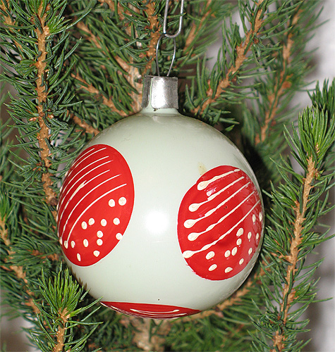 Шар с красными кругами - Ќовогодн¤¤ игрушка